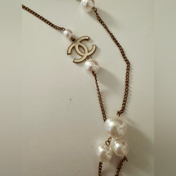 Double CC logo chain and pearl necklace (chanel inspo) - Picture 4 of 5